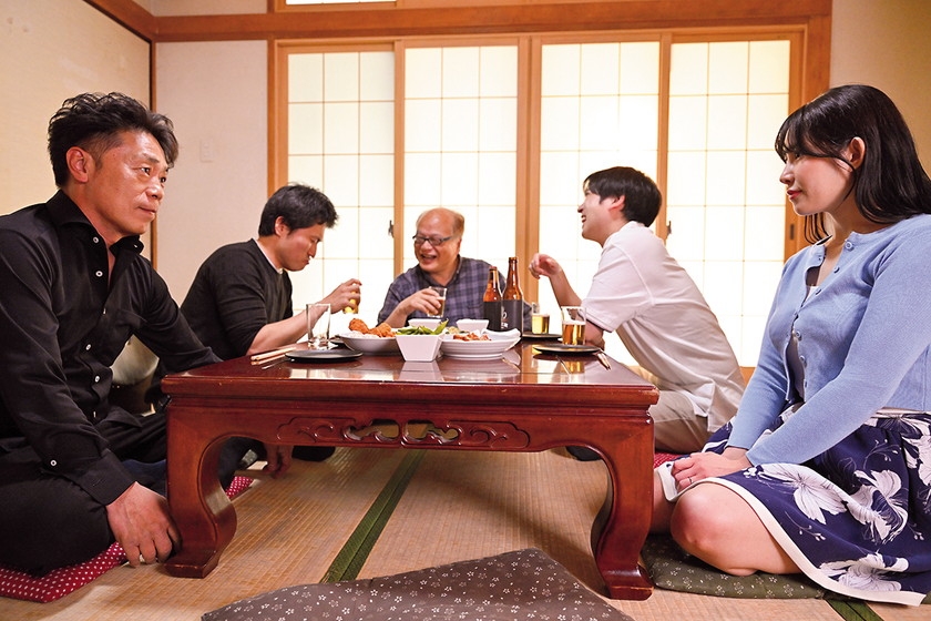 変態叔父さんのマッサージで秘部キワキワまで責められ…快楽堕ちした巨乳不倫妻 二羽紗愛 画像2