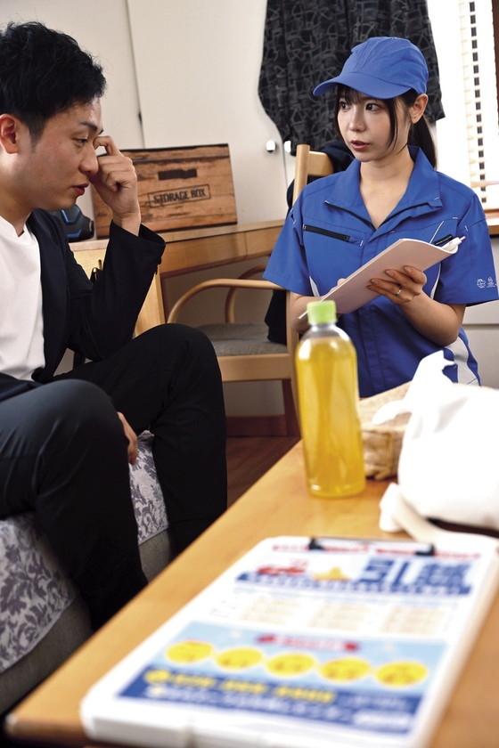 引越し業者の新人営業担当の私は…旦那に内緒でお客様を気持ち良くさせちゃうチョロい人妻 吉澤友貴 画像1