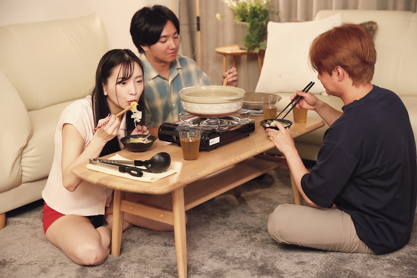 寝ても覚めても僕の顔面の上で剛毛マ○コを舐めさせイキ狂う友達のお母さん 鈴木真夕 画像1