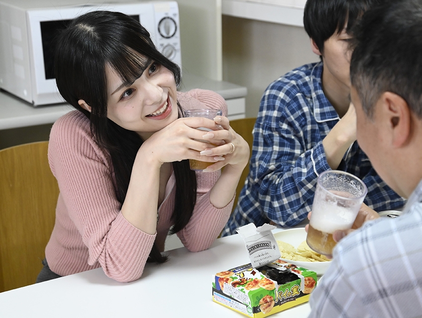 義父の勃起を誘う嫁の黒パンストぷり尻パンチラ 生田優梨 画像0