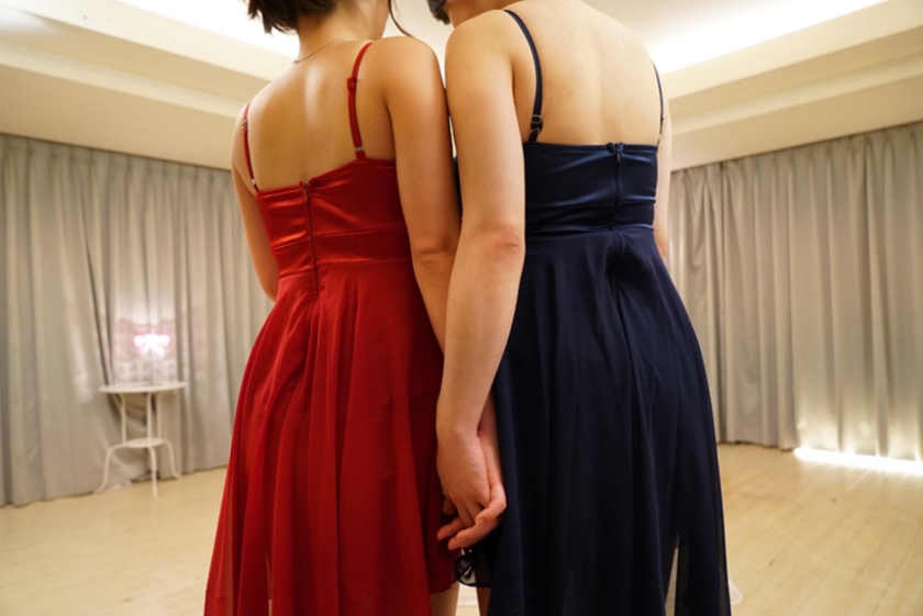 微乳と超乳 親友同士の濃密愛し合いレズビアン_12