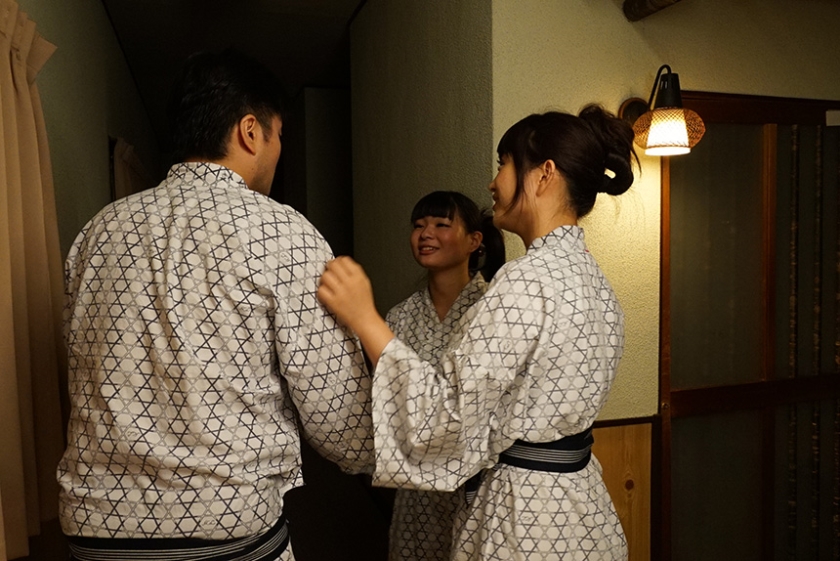 1人で温泉にやってきたボクが混浴であることに気づかず露天風呂に入ったら、女子会旅行でやってきた美女御一行様と鉢合わせ！湯船に見え隠れする美尻にフル勃起したチ○ポに興奮した彼女たちから空っぽになるまで精子をとられた！ 夏希みなみ 玉木くるみ 初夏 月宮こはる 橘かれん_6