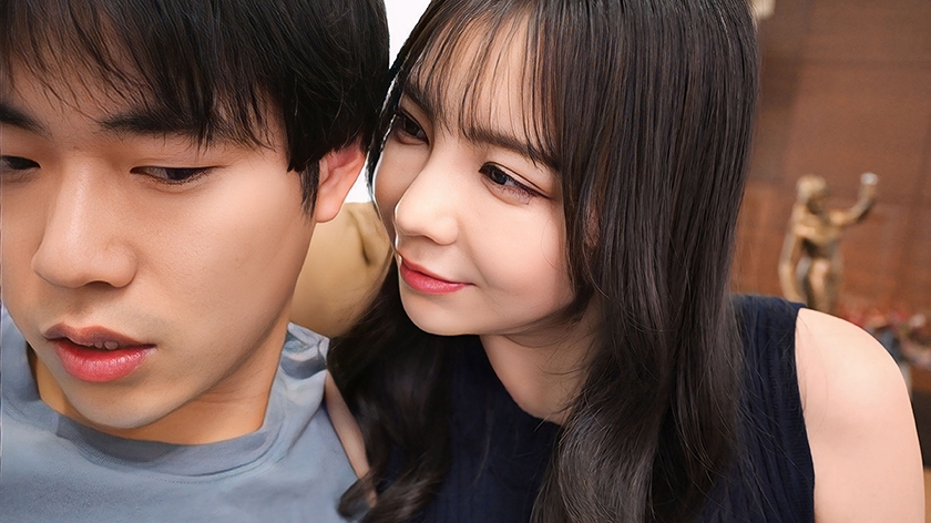 可愛いけどマグロで全然感じない僕の彼女…その母親は全身が性感帯の絶倫女性 何もしてくれない娘に不満を抱える俺に「女はね、感じさせてこそ感じるの」と全身で教えてくれた?絡みつく舌、離れない腰、ずっと中で求められた夜? 吉澤友貴 画像1