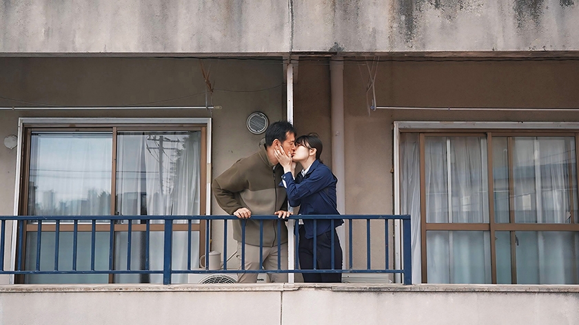 福祉課職員の人妻は訪問先の住人と一度だけ中出しを受け入れて不倫をした話 最上一花 イメージ4