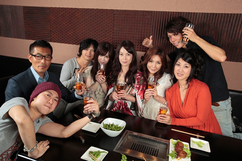 取り合い！喰い合い！熟女合コン 飲んで！騒いで！持ち帰る！これが大人の飲み会だ！！_9