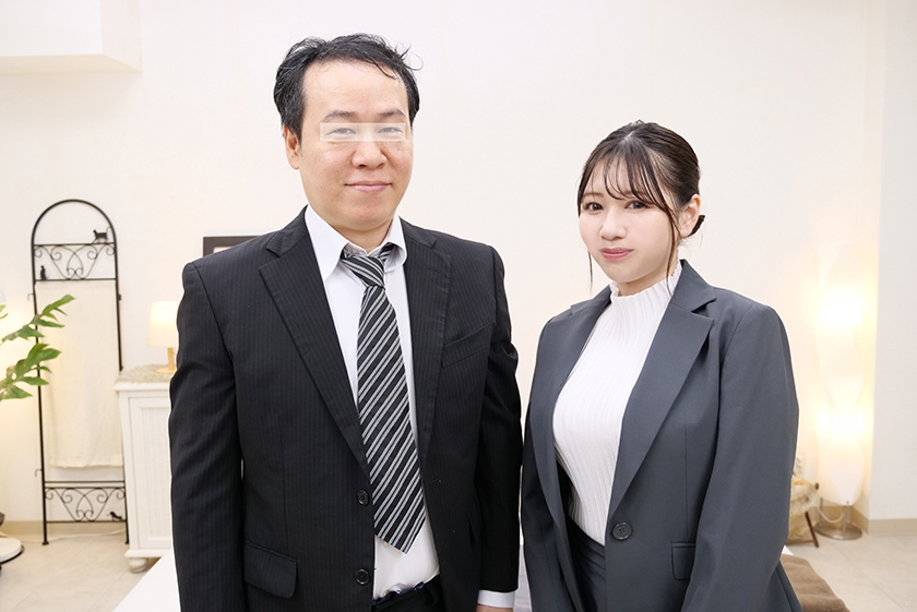 895IENFE-44202 会社の同僚男女が仕事の合間に密着オイルエステでヌルヌル素股に挑戦! サンプル画像2