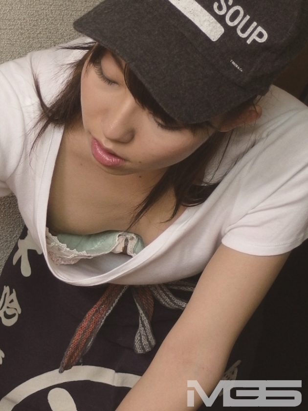 貧乳コンプレックスを抱えている女子は、浮きブラ乳首に即ボッキしただけで「こんな胸でもいいの？」とウルんだ眼で求めてくる！_5