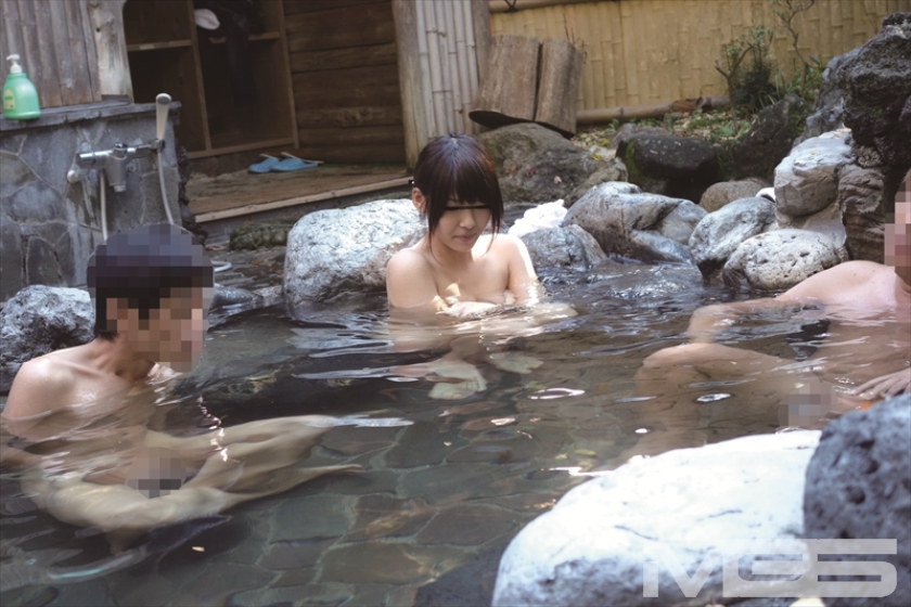 素人お嬢さんが混浴露天風呂でヌルヌル泡泡ボディ●い体験_6