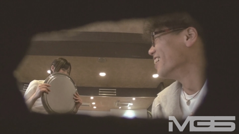 ターゲットはTVで「お洒落な街の美人店員さん」として紹介されネットで可愛いと評判になった女の子。カフェの看板娘のウブなセックスを撮影して勝手にAV発売しちゃいました！_3