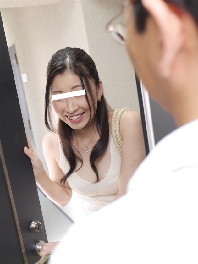 憧れだった会社の元女上司がデリヘル嬢になっていて奇跡の再会！今や借金まみれになってしまった彼女は成功した僕の金の匂いを嗅ぎ分けたのか、本番禁止なのに、自らゴムを外してまさかの生ハメ！そのまま中出し！_3