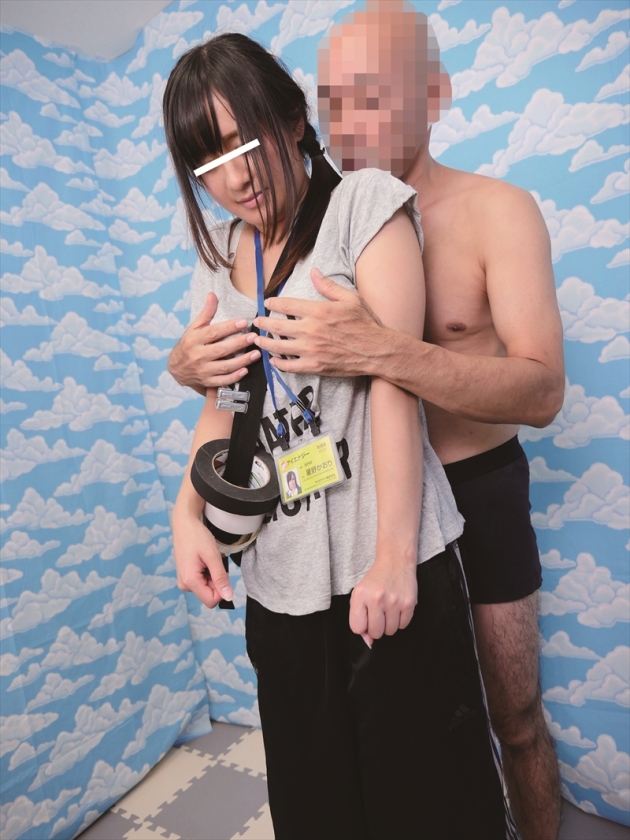 アイエナジー女子社員にすぐに破れるラップ1枚隔てて素股体験させてみました_8