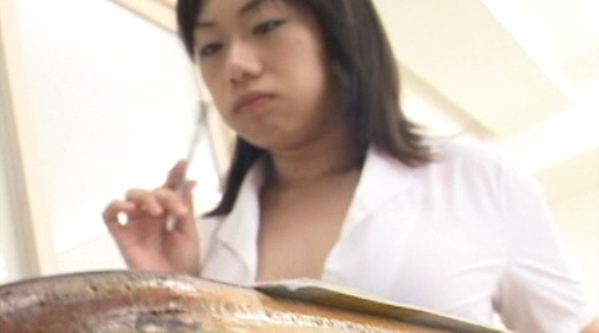 クールビズでスクブラ全開！乳首が見えている今どきJ○盗撮_8