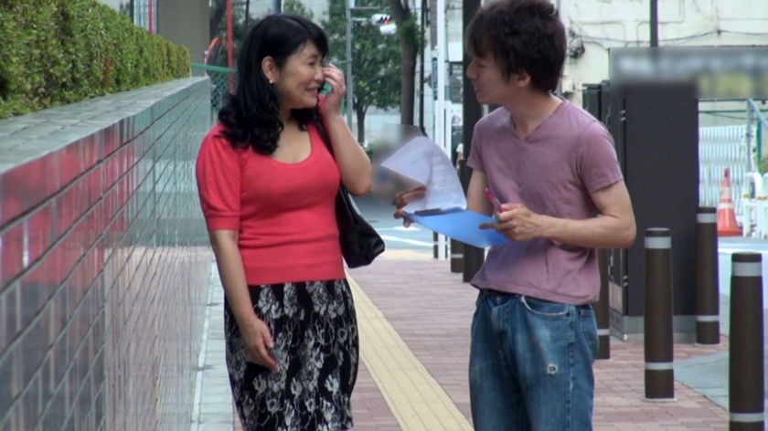 ナンパした奥様にちょっとエッチなモニター調査をお願い！18cmのデカマラをいきなり見せつけ！目の前でイキリ勃つ肉棒にムラムラしちゃってモニター調査を言い訳に不貞挿入！激しいピストンにイクイクが止まらない！ 2_10