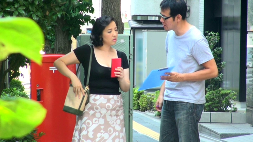 ナンパした奥様にちょっとエッチなモニター調査をお願い！18cmのデカマラをいきなり見せつけ！目の前でイキリ勃つ肉棒にムラムラしちゃってモニター調査を言い訳に不貞挿入！激しいピストンにイクイクが止まらない！ 2_5