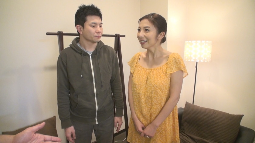 隣に夫がいるのにマッサージで感じる人妻。アソコをいじられ必死に声を押し殺してるので生チ●ポ挿入中出し大サービス！ 特別編集 画像1