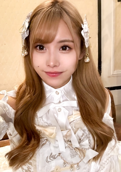 SNSで承認欲求を満たすエロギャル19歳！ 制服コスプレの美少女へおパンツずらし挿入→コスプレドレスでおま○こ広げて生中出し！！