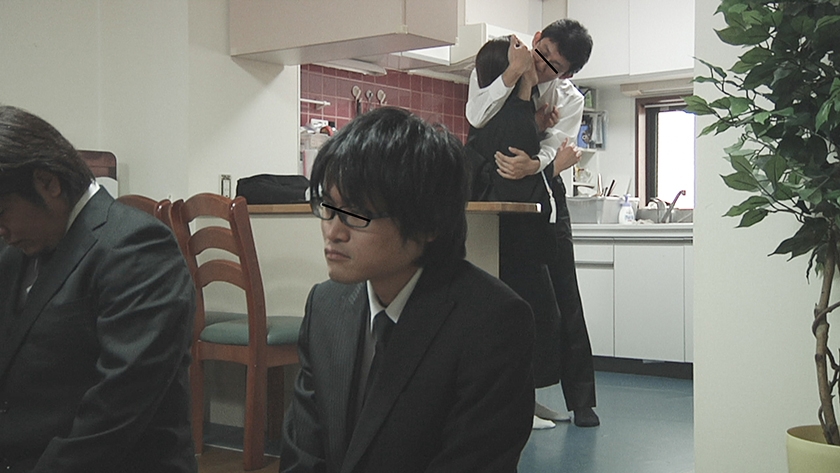 夫の遺影の前で、何度も不謹慎にイかされる喪服熟女 画像7