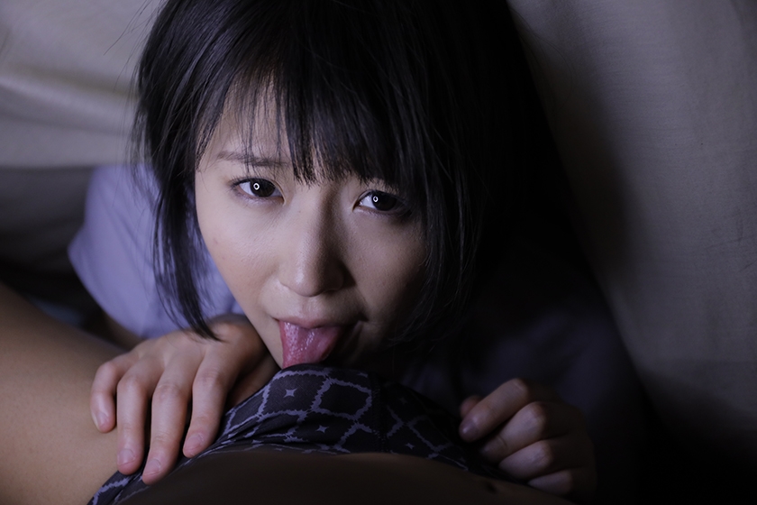 えっ！！友達のカノジョが僕の布団の中に潜り込んできたっ？！「ねえ、しよっか？布団の中だったらバレないからしてもいいよ」 2 奏音かのん 深田結梨 藤森里穂_5