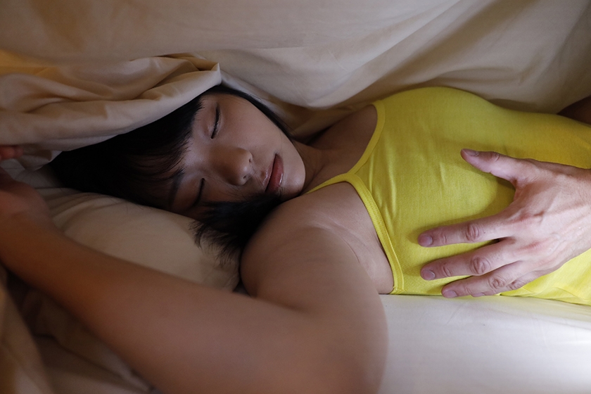 えっ！！友達のカノジョが僕の布団の中に潜り込んできたっ？！「ねえ、しよっか？布団の中だったらバレないからしてもいいよ♪」 3 稲場るか 逢見リカ 永瀬ゆい_5