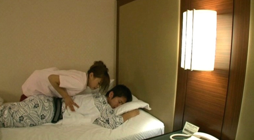 巨乳マッサージ師の柔らかくて大きな胸の感触に思わず勃起したら…・_11