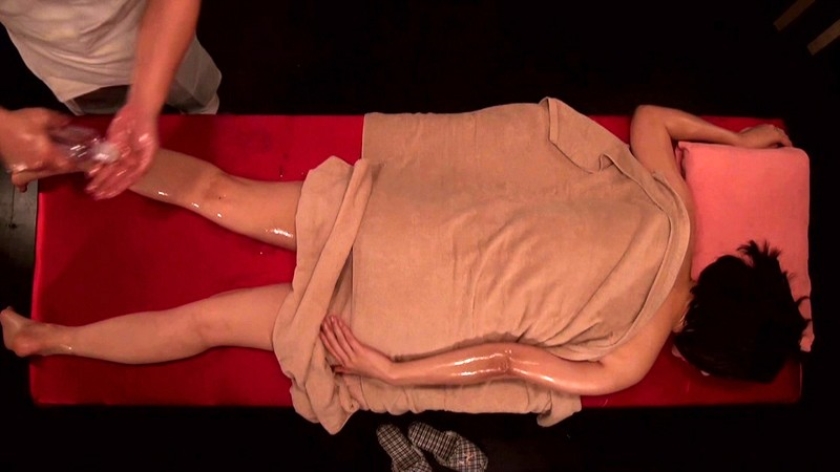 西麻布高級人妻性感オイル巨乳マッサージ 19_1