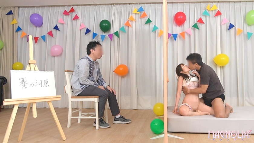 『仲良し夫婦限定！壁穴から顔を出したまま身体にイタズラを受けて連想ゲーム！』年下美人妻が挑戦！旦那に見えない壁の向こうでは知らない男に手マンされて潮吹き！？パイパンマ●コに全力ピストンどっぷり連続中出し！！【街角素人モニタリング♯なつき♯26歳】 画像4