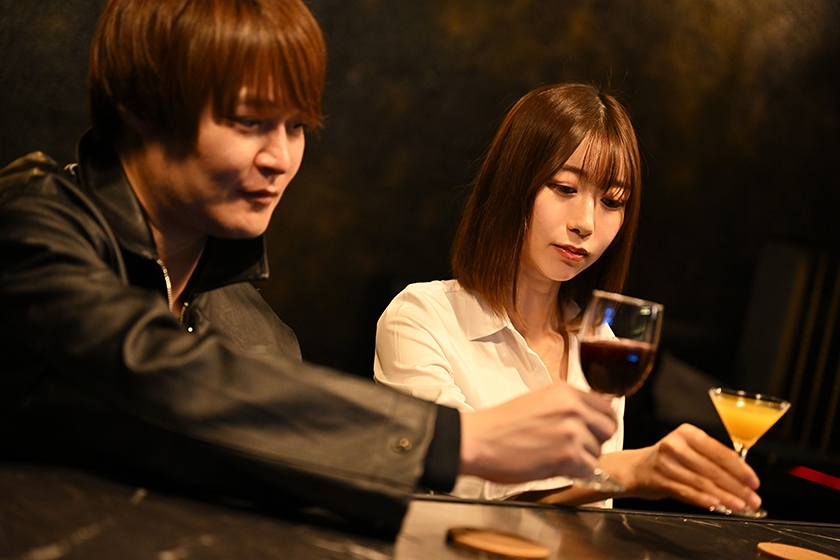 欲望と裏切り 結婚直前の彼氏がいたのに…電話で見せつけるNTR 黒川すみれ 画像1