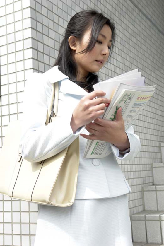 40代女性の性生活ドキュメント 入社2か月飛び込み営業の日々、家計のためにも契約が欲しい生保レディが契約前の特サービスを要求されてしまう・・四十路妻たちに本当にあった4実話！_11