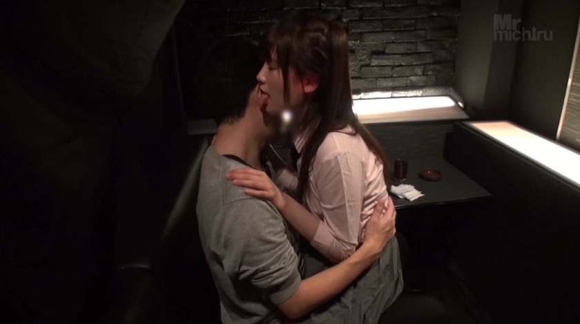 日本最大の繁華街にある「老舗おっぱいパブ」では新人嬢がベテラン嬢から客を奪うために内緒でセックスさせてくれる。しかも生で。総集編20人 500分_2