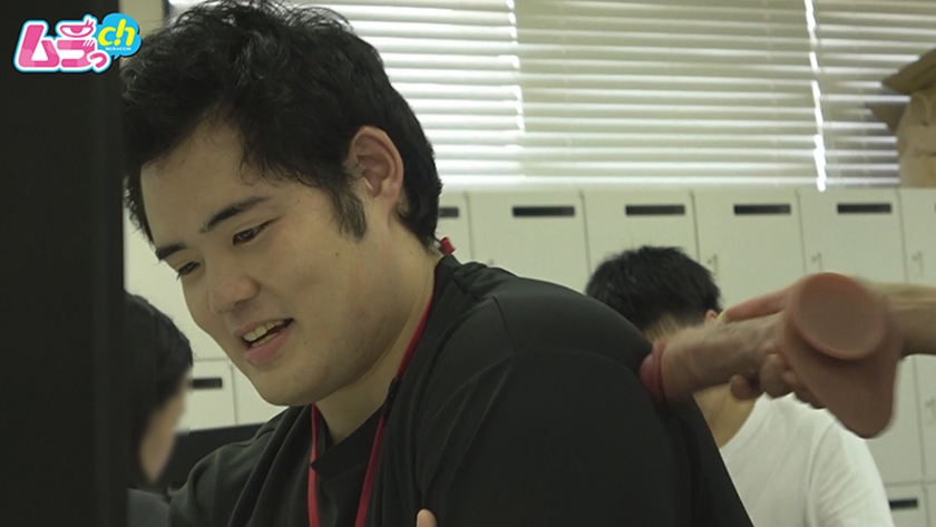 SOD男子社員 制作部 ムラっch中途社員 岩崎薫君 ガチムチマッチョ×本気潮吹き 女性の気持ちをを全く理解してない経験不足な中途社員には、とことん痴女攻めし企画を考えるためドMの悦びを学んでもらいました 小室嬉奈 画像1