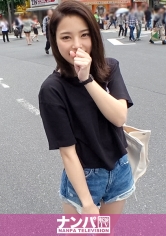 マジ軟派、初撮。 1371 クイズと騙されて生ち○ぽを握らされちゃう天然女子！驚き戸惑うもついつい巨根をチラ見！その一瞬を見逃さないナンパ師に丸め込まれて流されSEX！！