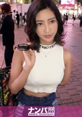 マジ軟派、初撮。 1523 「タイキックでストレス発散しませんか！」の企画で重いキックをかましてくれた美女をナンパ！お酒が進むとマッチョな男優の筋肉をさわさわ…ついでに巨根を見せるとまんざらでもない？クールに見えて敏感！覚醒すると自ら騎乗位で腰を振りまくるエロさに驚愕！