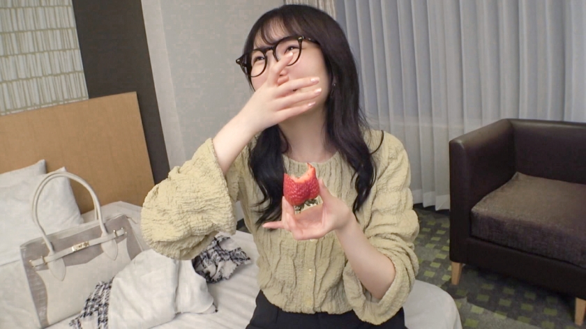 sp-200GANA-3242 AVレビュー マジ軟派、初撮。 2191 イチゴをエサにメガネが似合う色白の真面目系素人をナンパ！見た目に反して不倫経験あり！パンツの下はアナルまでビッチリの剛毛！真面目だから要求されるとアナルまでルまで舐めちゃう従順っぷり！最後は俺の練乳をお顔にお見舞いしてやったw 茜音 画像シーン03