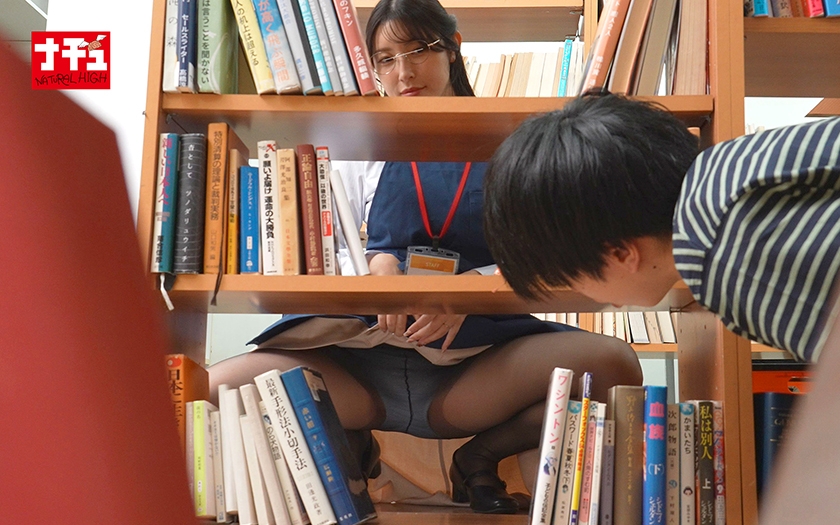 青年チ○ポを本棚越し手コキでこっそり発射させ声我慢SEXで中出しまでさせる年下好き美人司書 2 画像1