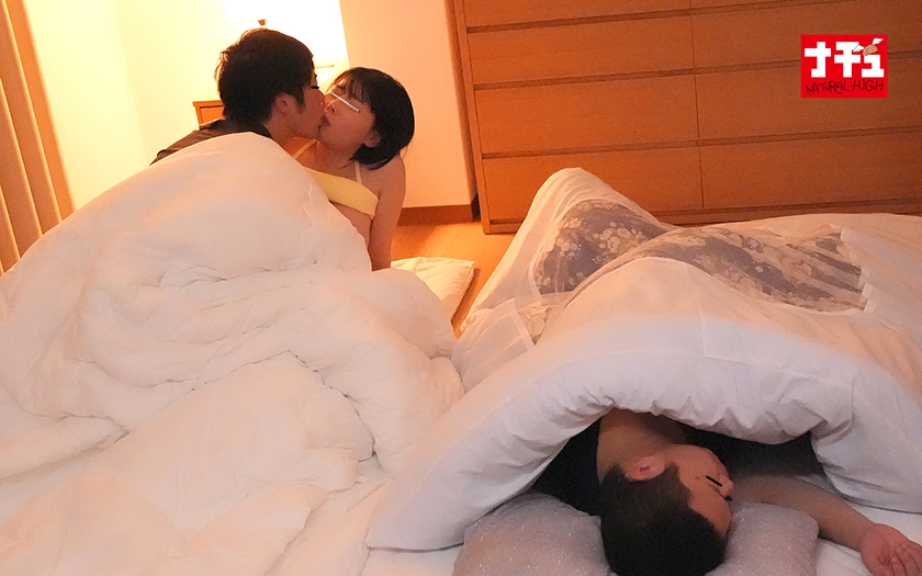 布団の中の密着ピストンでねっとり膣奥を突かれ夫に声をかけられずイキ堕ちた敏感妻は何度も絶頂を求める5 サンプル画像9