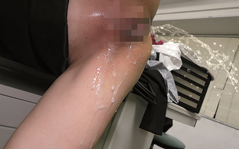 「ここで吹くなんて…ダメ…」机に突かれ、背中を押さえつけられたまま立ちバックで何度も潮を吹かされ、激しいピストンにイキながら連続中出し 壊れていく居場所 若菜れいか 画像9