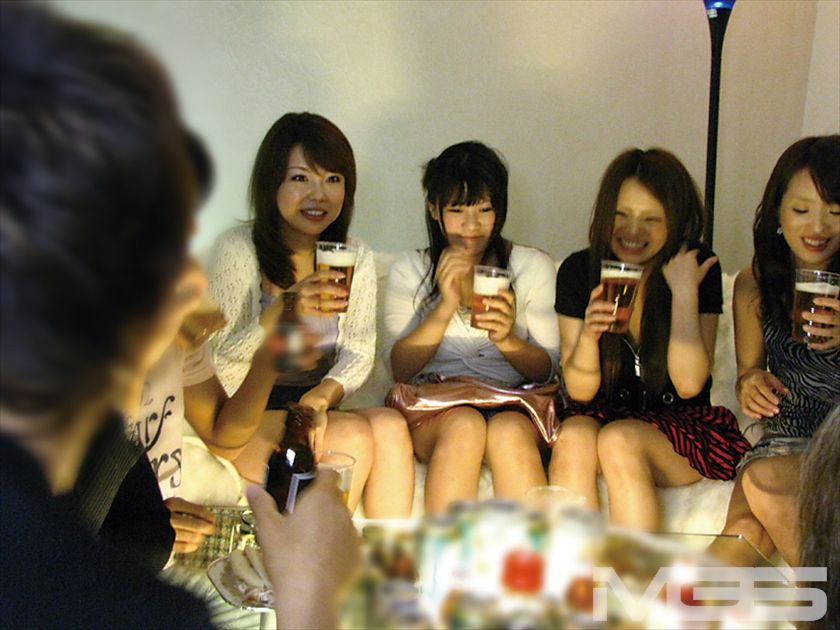 今日出会った素人娘とイキナリ乱交パーティー!_6