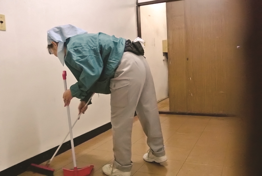 「ダメょぉ～声が出ちゃう～」掃除のおばさんのムチ尻をしつこく触ってみたら… 180分_12