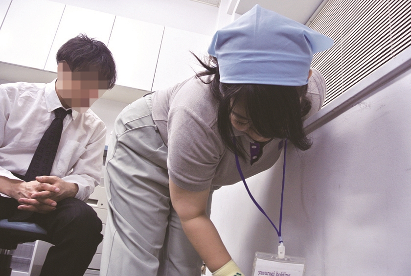 「ヤリたくなっちゃうから、いじらないで～」掃除のおばさんのムチ尻をねちっこく触ってみたら… 180分_0