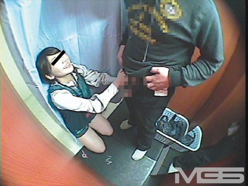 罠 試着室でチ○ポ出して裾上げ依頼シリーズ女店員50人160分+未公開映像20分_6