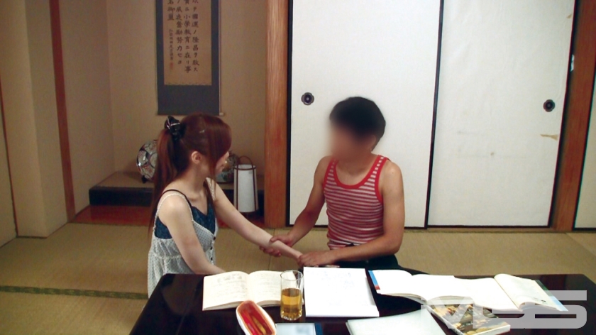 叔父の留守中に叔母にチョッとだけ強引にせまり勃起ち○ぽを見せたら反応したので… 180分_0