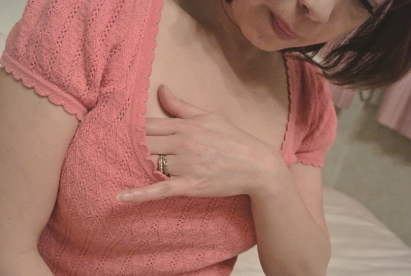 母親の裸や着替えを息子が盗撮した投稿映像_12