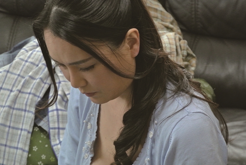 母親の裸や着替えを息子が盗撮した投稿映像_13