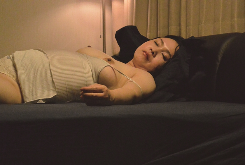 母親の裸や着替えを息子が盗撮した投稿映像_4