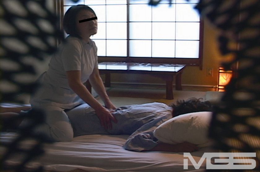 意外とヤレる!!マッサージ師のオバサン8 画像1