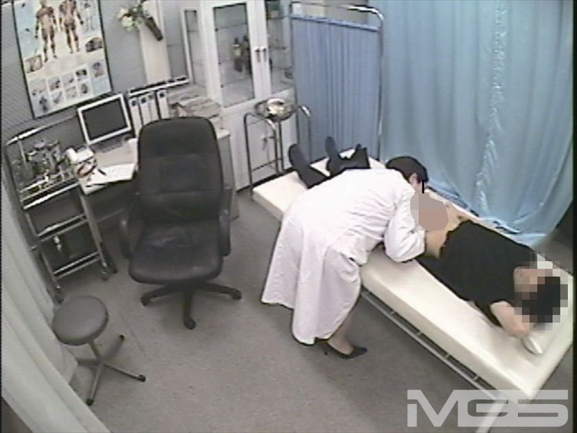 女医のおばちゃんがフェラしてくれた衝撃映像_16
