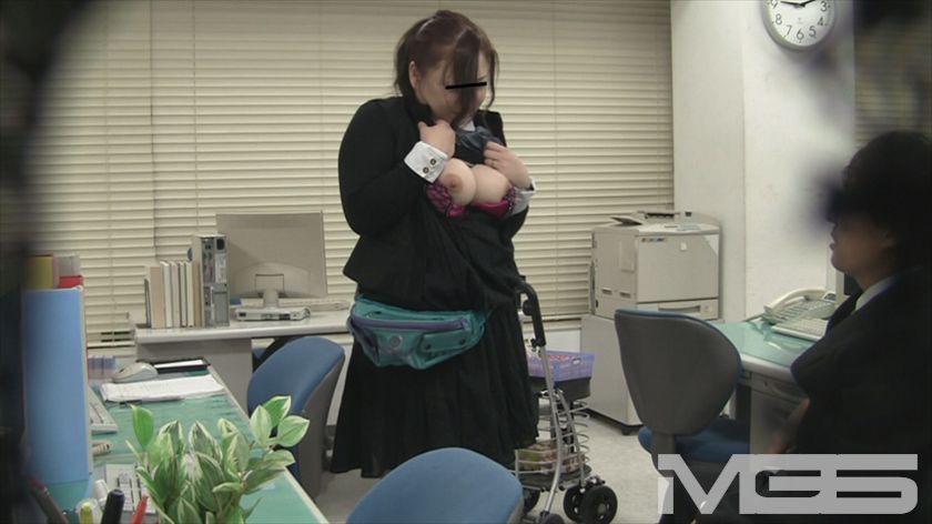 意外とヤレる!!ドリンクレディーのオバサン