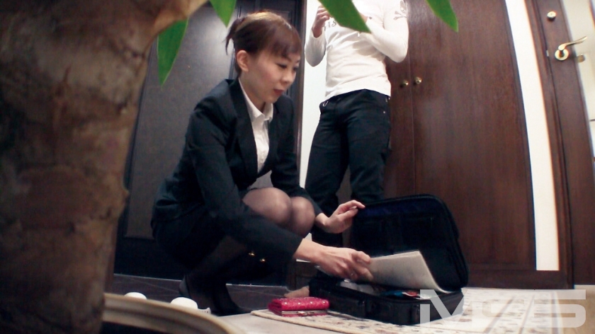 スキだらけの保険外交員は契約欲しさにすぐしゃぶる_7