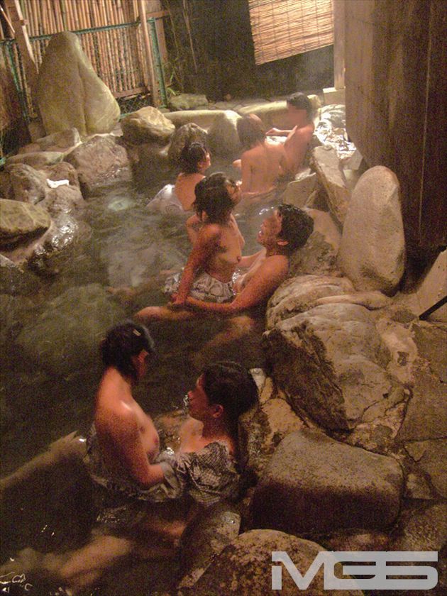 集団熟女に囲まれシゴかれボク大量発射!! 画像11