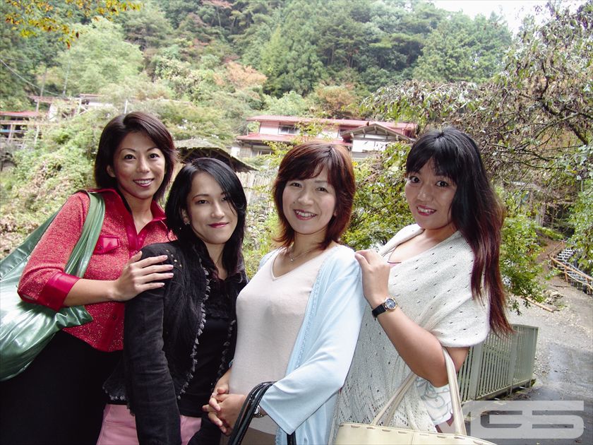 集団熟女に囲まれシゴかれボク大量発射!! 画像10